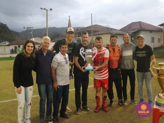 
<a style='margin-left: 5px;' class='btn btn-xs btn-social btn-facebook' href='https://www.facebook.com/sharer/sharer.php?u=https://www.boladovale.com.br/imgs/800-800-90/conteudo/fotos/1685/img9831.jpg' rel='popup' data-width='500' data-height='400'><i class='fa fa-facebook'></i>Compartilhar <span class='hidden-xs'>no Facebook</span>
</a> 
<a class='btn btn-default btn-xs' target='_blank' href='imgs/800-800-90/conteudo/fotos/1685/img9831.jpg'>
<span class='glyphicon glyphicon-cloud-download'></span> Salvar
</a> 
<span></span>