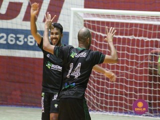 
<a style='margin-left: 5px;' class='btn btn-xs btn-social btn-facebook' href='https://www.facebook.com/sharer/sharer.php?u=https://www.boladovale.com.br/imgs/800-800-90/conteudo/fotos/1687/img0165.jpg' rel='popup' data-width='500' data-height='400'><i class='fa fa-facebook'></i>Compartilhar <span class='hidden-xs'>no Facebook</span>
</a> 
<a class='btn btn-default btn-xs' target='_blank' href='imgs/800-800-90/conteudo/fotos/1687/img0165.jpg'>
<span class='glyphicon glyphicon-cloud-download'></span> Salvar
</a> 
<span></span>