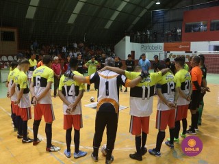 
<a style='margin-left: 5px;' class='btn btn-xs btn-social btn-facebook' href='https://www.facebook.com/sharer/sharer.php?u=https://www.boladovale.com.br/imgs/800-800-90/conteudo/fotos/1687/img9981.jpg' rel='popup' data-width='500' data-height='400'><i class='fa fa-facebook'></i>Compartilhar <span class='hidden-xs'>no Facebook</span>
</a> 
<a class='btn btn-default btn-xs' target='_blank' href='imgs/800-800-90/conteudo/fotos/1687/img9981.jpg'>
<span class='glyphicon glyphicon-cloud-download'></span> Salvar
</a> 
<span></span>