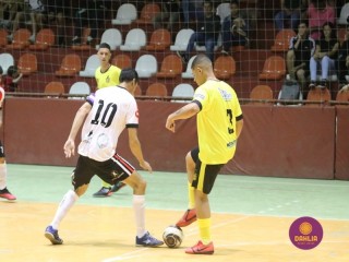
<a style='margin-left: 5px;' class='btn btn-xs btn-social btn-facebook' href='https://www.facebook.com/sharer/sharer.php?u=https://www.boladovale.com.br/imgs/800-800-90/conteudo/fotos/1714/img2727.jpg' rel='popup' data-width='500' data-height='400'><i class='fa fa-facebook'></i>Compartilhar <span class='hidden-xs'>no Facebook</span>
</a> 
<a class='btn btn-default btn-xs' target='_blank' href='imgs/800-800-90/conteudo/fotos/1714/img2727.jpg'>
<span class='glyphicon glyphicon-cloud-download'></span> Salvar
</a> 
<span></span>