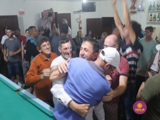 
<a style='margin-left: 5px;' class='btn btn-xs btn-social btn-facebook' href='https://www.facebook.com/sharer/sharer.php?u=https://www.boladovale.com.br/imgs/800-800-90/conteudo/fotos/1721/img2993.jpg' rel='popup' data-width='500' data-height='400'><i class='fa fa-facebook'></i>Compartilhar <span class='hidden-xs'>no Facebook</span>
</a> 
<a class='btn btn-default btn-xs' target='_blank' href='imgs/800-800-90/conteudo/fotos/1721/img2993.jpg'>
<span class='glyphicon glyphicon-cloud-download'></span> Salvar
</a> 
<span></span>
