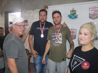 
<a style='margin-left: 5px;' class='btn btn-xs btn-social btn-facebook' href='https://www.facebook.com/sharer/sharer.php?u=https://www.boladovale.com.br/imgs/800-800-90/conteudo/fotos/1721/img3022.jpg' rel='popup' data-width='500' data-height='400'><i class='fa fa-facebook'></i>Compartilhar <span class='hidden-xs'>no Facebook</span>
</a> 
<a class='btn btn-default btn-xs' target='_blank' href='imgs/800-800-90/conteudo/fotos/1721/img3022.jpg'>
<span class='glyphicon glyphicon-cloud-download'></span> Salvar
</a> 
<span></span>
