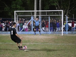 
<a style='margin-left: 5px;' class='btn btn-xs btn-social btn-facebook' href='https://www.facebook.com/sharer/sharer.php?u=https://www.boladovale.com.br/imgs/800-800-90/conteudo/fotos/1726/img0457.jpg' rel='popup' data-width='500' data-height='400'><i class='fa fa-facebook'></i>Compartilhar <span class='hidden-xs'>no Facebook</span>
</a> 
<a class='btn btn-default btn-xs' target='_blank' href='imgs/800-800-90/conteudo/fotos/1726/img0457.jpg'>
<span class='glyphicon glyphicon-cloud-download'></span> Salvar
</a> 
<span></span>