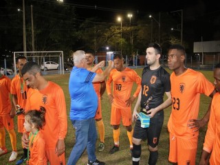 
<a style='margin-left: 5px;' class='btn btn-xs btn-social btn-facebook' href='https://www.facebook.com/sharer/sharer.php?u=https://www.boladovale.com.br/imgs/800-800-90/conteudo/fotos/1726/img0542.jpg' rel='popup' data-width='500' data-height='400'><i class='fa fa-facebook'></i>Compartilhar <span class='hidden-xs'>no Facebook</span>
</a> 
<a class='btn btn-default btn-xs' target='_blank' href='imgs/800-800-90/conteudo/fotos/1726/img0542.jpg'>
<span class='glyphicon glyphicon-cloud-download'></span> Salvar
</a> 
<span></span>