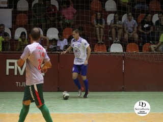 
<a style='margin-left: 5px;' class='btn btn-xs btn-social btn-facebook' href='https://www.facebook.com/sharer/sharer.php?u=https://www.boladovale.com.br/imgs/800-800-90/conteudo/fotos/1754/img0685.jpg' rel='popup' data-width='500' data-height='400'><i class='fa fa-facebook'></i>Compartilhar <span class='hidden-xs'>no Facebook</span>
</a> 
<a class='btn btn-default btn-xs' target='_blank' href='imgs/800-800-90/conteudo/fotos/1754/img0685.jpg'>
<span class='glyphicon glyphicon-cloud-download'></span> Salvar
</a> 
<span></span>