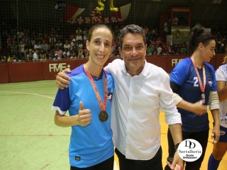 
<a style='margin-left: 5px;' class='btn btn-xs btn-social btn-facebook' href='https://www.facebook.com/sharer/sharer.php?u=https://www.boladovale.com.br/imgs/800-800-90/conteudo/fotos/1811/img5885.jpg' rel='popup' data-width='500' data-height='400'><i class='fa fa-facebook'></i>Compartilhar <span class='hidden-xs'>no Facebook</span>
</a> 
<a class='btn btn-default btn-xs' target='_blank' href='imgs/800-800-90/conteudo/fotos/1811/img5885.jpg'>
<span class='glyphicon glyphicon-cloud-download'></span> Salvar
</a> 
<span></span>