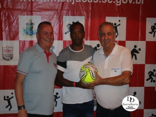 
<a style='margin-left: 5px;' class='btn btn-xs btn-social btn-facebook' href='https://www.facebook.com/sharer/sharer.php?u=https://www.boladovale.com.br/imgs/800-800-90/conteudo/fotos/1814/img9247.jpg' rel='popup' data-width='500' data-height='400'><i class='fa fa-facebook'></i>Compartilhar <span class='hidden-xs'>no Facebook</span>
</a> 
<a class='btn btn-default btn-xs' target='_blank' href='imgs/800-800-90/conteudo/fotos/1814/img9247.jpg'>
<span class='glyphicon glyphicon-cloud-download'></span> Salvar
</a> 
<span></span>