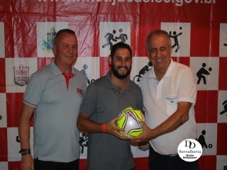 
<a style='margin-left: 5px;' class='btn btn-xs btn-social btn-facebook' href='https://www.facebook.com/sharer/sharer.php?u=https://www.boladovale.com.br/imgs/800-800-90/conteudo/fotos/1814/img9260.jpg' rel='popup' data-width='500' data-height='400'><i class='fa fa-facebook'></i>Compartilhar <span class='hidden-xs'>no Facebook</span>
</a> 
<a class='btn btn-default btn-xs' target='_blank' href='imgs/800-800-90/conteudo/fotos/1814/img9260.jpg'>
<span class='glyphicon glyphicon-cloud-download'></span> Salvar
</a> 
<span></span>