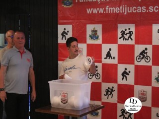 
<a style='margin-left: 5px;' class='btn btn-xs btn-social btn-facebook' href='https://www.facebook.com/sharer/sharer.php?u=https://www.boladovale.com.br/imgs/800-800-90/conteudo/fotos/1814/img9278.jpg' rel='popup' data-width='500' data-height='400'><i class='fa fa-facebook'></i>Compartilhar <span class='hidden-xs'>no Facebook</span>
</a> 
<a class='btn btn-default btn-xs' target='_blank' href='imgs/800-800-90/conteudo/fotos/1814/img9278.jpg'>
<span class='glyphicon glyphicon-cloud-download'></span> Salvar
</a> 
<span></span>