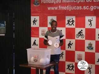 
<a style='margin-left: 5px;' class='btn btn-xs btn-social btn-facebook' href='https://www.facebook.com/sharer/sharer.php?u=https://www.boladovale.com.br/imgs/800-800-90/conteudo/fotos/1814/img9315.jpg' rel='popup' data-width='500' data-height='400'><i class='fa fa-facebook'></i>Compartilhar <span class='hidden-xs'>no Facebook</span>
</a> 
<a class='btn btn-default btn-xs' target='_blank' href='imgs/800-800-90/conteudo/fotos/1814/img9315.jpg'>
<span class='glyphicon glyphicon-cloud-download'></span> Salvar
</a> 
<span></span>