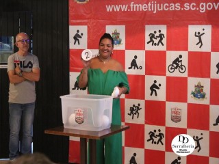 
<a style='margin-left: 5px;' class='btn btn-xs btn-social btn-facebook' href='https://www.facebook.com/sharer/sharer.php?u=https://www.boladovale.com.br/imgs/800-800-90/conteudo/fotos/1814/img9317.jpg' rel='popup' data-width='500' data-height='400'><i class='fa fa-facebook'></i>Compartilhar <span class='hidden-xs'>no Facebook</span>
</a> 
<a class='btn btn-default btn-xs' target='_blank' href='imgs/800-800-90/conteudo/fotos/1814/img9317.jpg'>
<span class='glyphicon glyphicon-cloud-download'></span> Salvar
</a> 
<span></span>