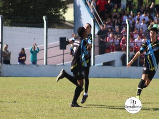 
<a style='margin-left: 5px;' class='btn btn-xs btn-social btn-facebook' href='https://www.facebook.com/sharer/sharer.php?u=https://www.boladovale.com.br/imgs/800-800-90/conteudo/fotos/1841/img0129.jpg' rel='popup' data-width='500' data-height='400'><i class='fa fa-facebook'></i>Compartilhar <span class='hidden-xs'>no Facebook</span>
</a> 
<a class='btn btn-default btn-xs' target='_blank' href='imgs/800-800-90/conteudo/fotos/1841/img0129.jpg'>
<span class='glyphicon glyphicon-cloud-download'></span> Salvar
</a> 
<span></span>