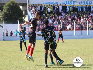 
<a style='margin-left: 5px;' class='btn btn-xs btn-social btn-facebook' href='https://www.facebook.com/sharer/sharer.php?u=https://www.boladovale.com.br/imgs/800-800-90/conteudo/fotos/1841/img0137.jpg' rel='popup' data-width='500' data-height='400'><i class='fa fa-facebook'></i>Compartilhar <span class='hidden-xs'>no Facebook</span>
</a> 
<a class='btn btn-default btn-xs' target='_blank' href='imgs/800-800-90/conteudo/fotos/1841/img0137.jpg'>
<span class='glyphicon glyphicon-cloud-download'></span> Salvar
</a> 
<span></span>