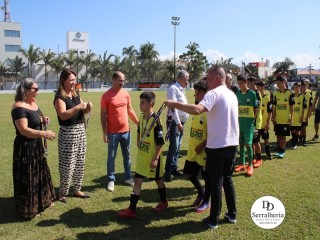 
<a style='margin-left: 5px;' class='btn btn-xs btn-social btn-facebook' href='https://www.facebook.com/sharer/sharer.php?u=https://www.boladovale.com.br/imgs/800-800-90/conteudo/fotos/1842/img0373.jpg' rel='popup' data-width='500' data-height='400'><i class='fa fa-facebook'></i>Compartilhar <span class='hidden-xs'>no Facebook</span>
</a> 
<a class='btn btn-default btn-xs' target='_blank' href='imgs/800-800-90/conteudo/fotos/1842/img0373.jpg'>
<span class='glyphicon glyphicon-cloud-download'></span> Salvar
</a> 
<span></span>