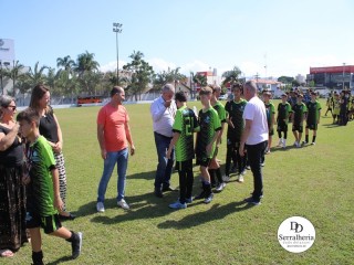 
<a style='margin-left: 5px;' class='btn btn-xs btn-social btn-facebook' href='https://www.facebook.com/sharer/sharer.php?u=https://www.boladovale.com.br/imgs/800-800-90/conteudo/fotos/1842/img0387.jpg' rel='popup' data-width='500' data-height='400'><i class='fa fa-facebook'></i>Compartilhar <span class='hidden-xs'>no Facebook</span>
</a> 
<a class='btn btn-default btn-xs' target='_blank' href='imgs/800-800-90/conteudo/fotos/1842/img0387.jpg'>
<span class='glyphicon glyphicon-cloud-download'></span> Salvar
</a> 
<span></span>