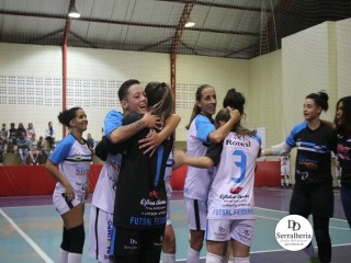 
<a style='margin-left: 5px;' class='btn btn-xs btn-social btn-facebook' href='https://www.facebook.com/sharer/sharer.php?u=https://www.boladovale.com.br/imgs/800-800-90/conteudo/fotos/1865/img5551.jpg' rel='popup' data-width='500' data-height='400'><i class='fa fa-facebook'></i>Compartilhar <span class='hidden-xs'>no Facebook</span>
</a> 
<a class='btn btn-default btn-xs' target='_blank' href='imgs/800-800-90/conteudo/fotos/1865/img5551.jpg'>
<span class='glyphicon glyphicon-cloud-download'></span> Salvar
</a> 
<span></span>