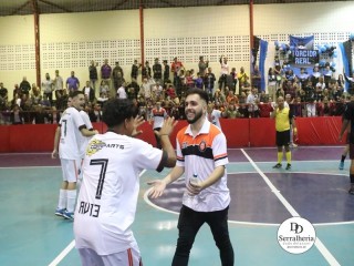 
<a style='margin-left: 5px;' class='btn btn-xs btn-social btn-facebook' href='https://www.facebook.com/sharer/sharer.php?u=https://www.boladovale.com.br/imgs/800-800-90/conteudo/fotos/1870/img6677.jpg' rel='popup' data-width='500' data-height='400'><i class='fa fa-facebook'></i>Compartilhar <span class='hidden-xs'>no Facebook</span>
</a> 
<a class='btn btn-default btn-xs' target='_blank' href='imgs/800-800-90/conteudo/fotos/1870/img6677.jpg'>
<span class='glyphicon glyphicon-cloud-download'></span> Salvar
</a> 
<span></span>