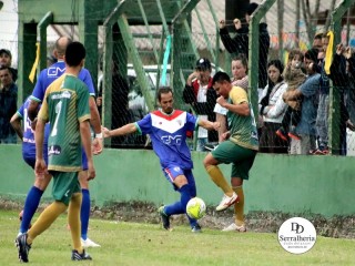 
<a style='margin-left: 5px;' class='btn btn-xs btn-social btn-facebook' href='https://www.facebook.com/sharer/sharer.php?u=https://www.boladovale.com.br/imgs/800-800-90/conteudo/fotos/1898/img2776.jpg' rel='popup' data-width='500' data-height='400'><i class='fa fa-facebook'></i>Compartilhar <span class='hidden-xs'>no Facebook</span>
</a> 
<a class='btn btn-default btn-xs' target='_blank' href='imgs/800-800-90/conteudo/fotos/1898/img2776.jpg'>
<span class='glyphicon glyphicon-cloud-download'></span> Salvar
</a> 
<span></span>