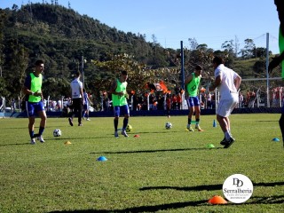 
<a style='margin-left: 5px;' class='btn btn-xs btn-social btn-facebook' href='https://www.facebook.com/sharer/sharer.php?u=https://www.boladovale.com.br/imgs/800-800-90/conteudo/fotos/1904/img7703.jpg' rel='popup' data-width='500' data-height='400'><i class='fa fa-facebook'></i>Compartilhar <span class='hidden-xs'>no Facebook</span>
</a> 
<a class='btn btn-default btn-xs' target='_blank' href='imgs/800-800-90/conteudo/fotos/1904/img7703.jpg'>
<span class='glyphicon glyphicon-cloud-download'></span> Salvar
</a> 
<span></span>