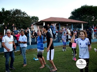 
<a style='margin-left: 5px;' class='btn btn-xs btn-social btn-facebook' href='https://www.facebook.com/sharer/sharer.php?u=https://www.boladovale.com.br/imgs/800-800-90/conteudo/fotos/1904/img8306.jpg' rel='popup' data-width='500' data-height='400'><i class='fa fa-facebook'></i>Compartilhar <span class='hidden-xs'>no Facebook</span>
</a> 
<a class='btn btn-default btn-xs' target='_blank' href='imgs/800-800-90/conteudo/fotos/1904/img8306.jpg'>
<span class='glyphicon glyphicon-cloud-download'></span> Salvar
</a> 
<span></span>