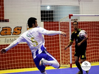 
<a style='margin-left: 5px;' class='btn btn-xs btn-social btn-facebook' href='https://www.facebook.com/sharer/sharer.php?u=https://www.boladovale.com.br/imgs/800-800-90/conteudo/fotos/1977/img7263.jpg' rel='popup' data-width='500' data-height='400'><i class='fa fa-facebook'></i>Compartilhar <span class='hidden-xs'>no Facebook</span>
</a> 
<a class='btn btn-default btn-xs' target='_blank' href='imgs/800-800-90/conteudo/fotos/1977/img7263.jpg'>
<span class='glyphicon glyphicon-cloud-download'></span> Salvar
</a> 
<span></span>
