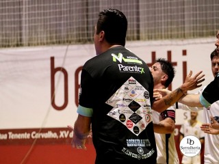 
<a style='margin-left: 5px;' class='btn btn-xs btn-social btn-facebook' href='https://www.facebook.com/sharer/sharer.php?u=https://www.boladovale.com.br/imgs/800-800-90/conteudo/fotos/1988/img8928.jpg' rel='popup' data-width='500' data-height='400'><i class='fa fa-facebook'></i>Compartilhar <span class='hidden-xs'>no Facebook</span>
</a> 
<a class='btn btn-default btn-xs' target='_blank' href='imgs/800-800-90/conteudo/fotos/1988/img8928.jpg'>
<span class='glyphicon glyphicon-cloud-download'></span> Salvar
</a> 
<span></span>