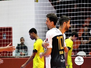 
<a style='margin-left: 5px;' class='btn btn-xs btn-social btn-facebook' href='https://www.facebook.com/sharer/sharer.php?u=https://www.boladovale.com.br/imgs/800-800-90/conteudo/fotos/2016/img9917.jpg' rel='popup' data-width='500' data-height='400'><i class='fa fa-facebook'></i>Compartilhar <span class='hidden-xs'>no Facebook</span>
</a> 
<a class='btn btn-default btn-xs' target='_blank' href='imgs/800-800-90/conteudo/fotos/2016/img9917.jpg'>
<span class='glyphicon glyphicon-cloud-download'></span> Salvar
</a> 
<span></span>
