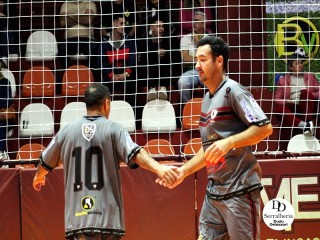 
<a style='margin-left: 5px;' class='btn btn-xs btn-social btn-facebook' href='https://www.facebook.com/sharer/sharer.php?u=https://www.boladovale.com.br/imgs/800-800-90/conteudo/fotos/2027/img4251.jpg' rel='popup' data-width='500' data-height='400'><i class='fa fa-facebook'></i>Compartilhar <span class='hidden-xs'>no Facebook</span>
</a> 
<a class='btn btn-default btn-xs' target='_blank' href='imgs/800-800-90/conteudo/fotos/2027/img4251.jpg'>
<span class='glyphicon glyphicon-cloud-download'></span> Salvar
</a> 
<span></span>