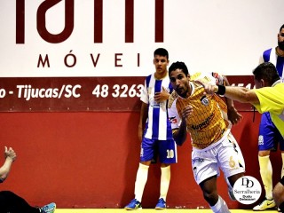 
<a style='margin-left: 5px;' class='btn btn-xs btn-social btn-facebook' href='https://www.facebook.com/sharer/sharer.php?u=https://www.boladovale.com.br/imgs/800-800-90/conteudo/fotos/2034/img4011.jpg' rel='popup' data-width='500' data-height='400'><i class='fa fa-facebook'></i>Compartilhar <span class='hidden-xs'>no Facebook</span>
</a> 
<a class='btn btn-default btn-xs' target='_blank' href='imgs/800-800-90/conteudo/fotos/2034/img4011.jpg'>
<span class='glyphicon glyphicon-cloud-download'></span> Salvar
</a> 
<span></span>