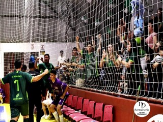 
<a style='margin-left: 5px;' class='btn btn-xs btn-social btn-facebook' href='https://www.facebook.com/sharer/sharer.php?u=https://www.boladovale.com.br/imgs/800-800-90/conteudo/fotos/2037/img4459.jpg' rel='popup' data-width='500' data-height='400'><i class='fa fa-facebook'></i>Compartilhar <span class='hidden-xs'>no Facebook</span>
</a> 
<a class='btn btn-default btn-xs' target='_blank' href='imgs/800-800-90/conteudo/fotos/2037/img4459.jpg'>
<span class='glyphicon glyphicon-cloud-download'></span> Salvar
</a> 
<span></span>