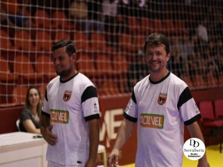 
<a style='margin-left: 5px;' class='btn btn-xs btn-social btn-facebook' href='https://www.facebook.com/sharer/sharer.php?u=https://www.boladovale.com.br/imgs/800-800-90/conteudo/fotos/2048/img9116.jpg' rel='popup' data-width='500' data-height='400'><i class='fa fa-facebook'></i>Compartilhar <span class='hidden-xs'>no Facebook</span>
</a> 
<a class='btn btn-default btn-xs' target='_blank' href='imgs/800-800-90/conteudo/fotos/2048/img9116.jpg'>
<span class='glyphicon glyphicon-cloud-download'></span> Salvar
</a> 
<span></span>